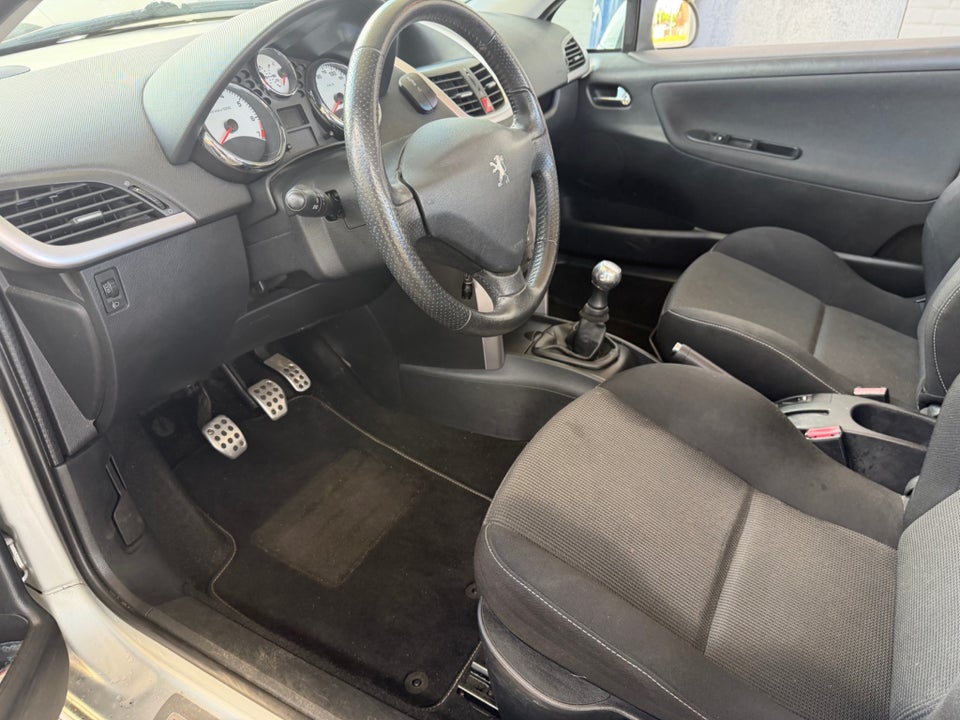 Peugeot 207 1,6 VTi CC 2d