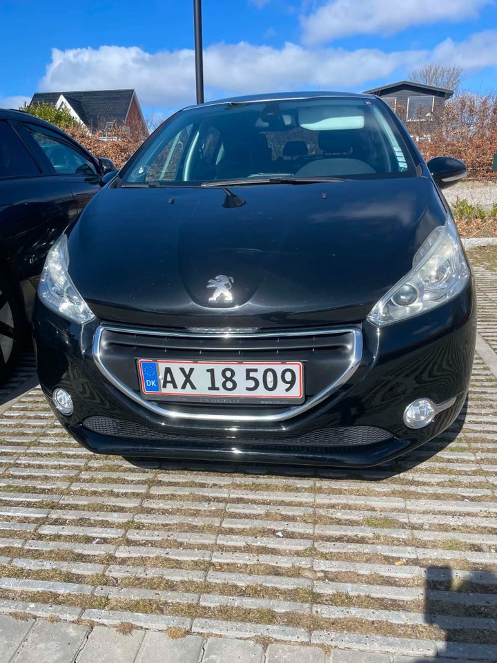 Peugeot 208 1,2 VTi Allure Sky 5d