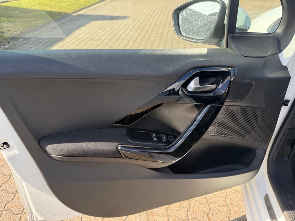 Peugeot 208 1,2 VTi 82 Active Navigator 5d