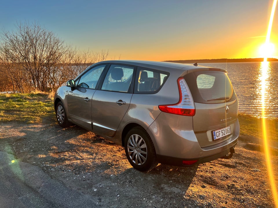 Renault Grand Scenic III 1,6 16V Expression 7prs 5d