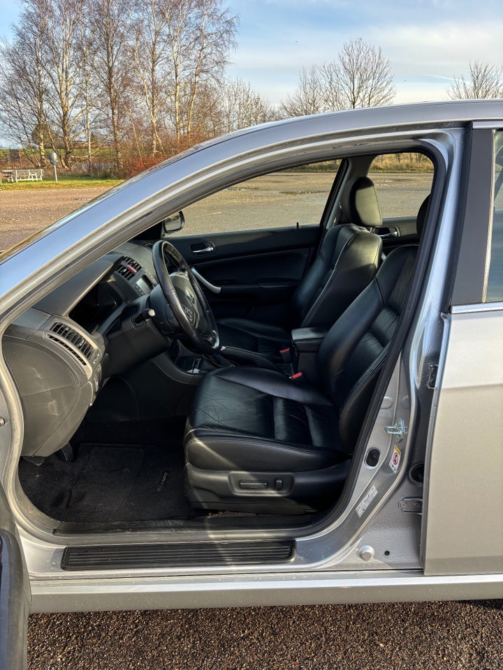 Honda Accord 2,4i Executive 4d