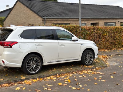 Mitsubishi Outlander 2,4 PHEV Limited CVT 4WD 5d