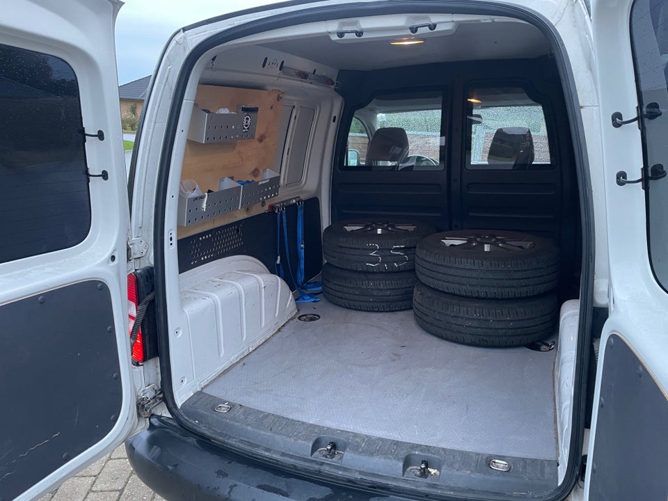 VW Caddy 1,6 TDi 102 DSG BMT Van 4d