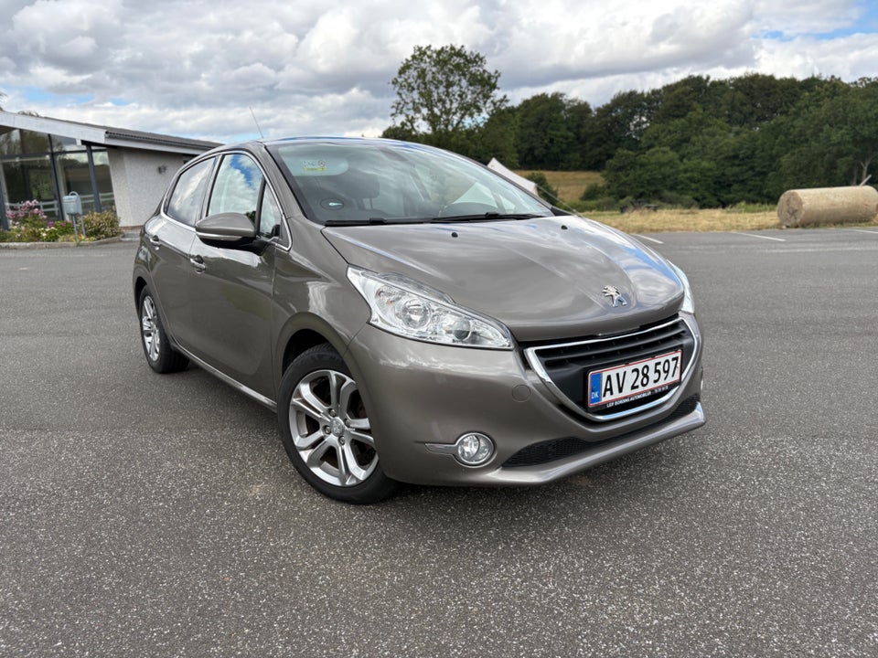 Peugeot 208 1,2 VTi Allure Sky 5d