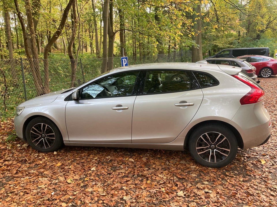 Volvo V40 2,0 D2 120 Momentum Eco 5d