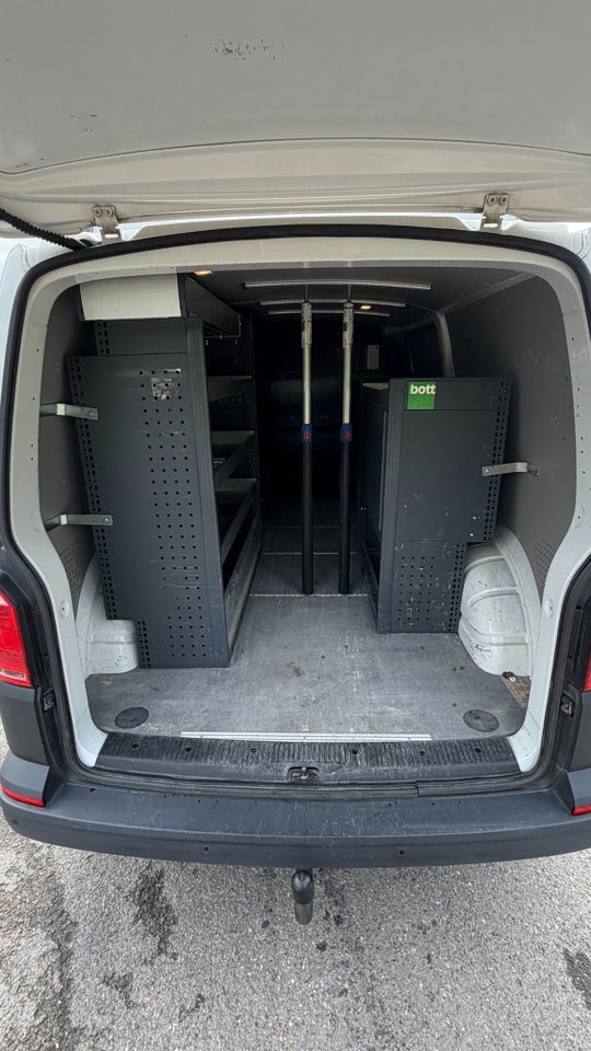 VW Transporter 2,0 TDi 102 Kassevogn lang