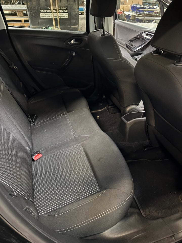 Peugeot 208 1,2 PureTech 82 Selection Sky 5d