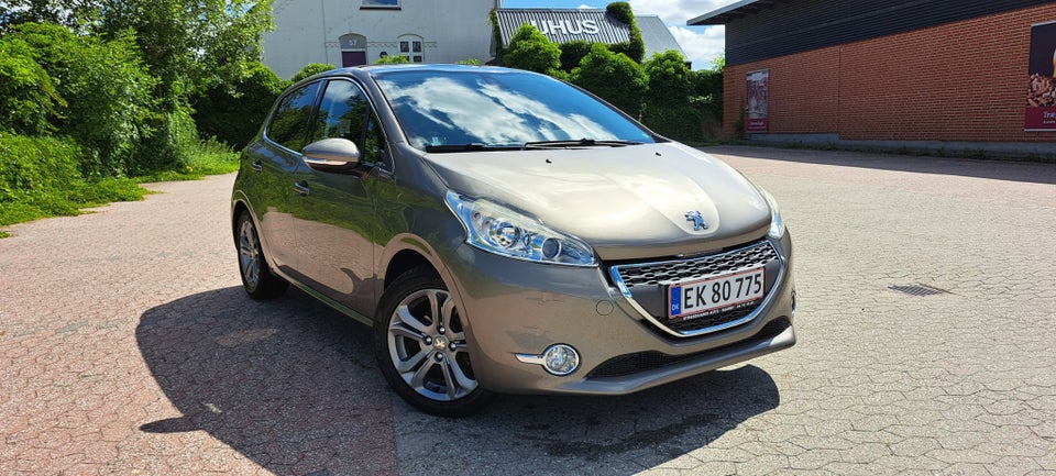 Peugeot 208 1,2 VTi Allure Sky 5d