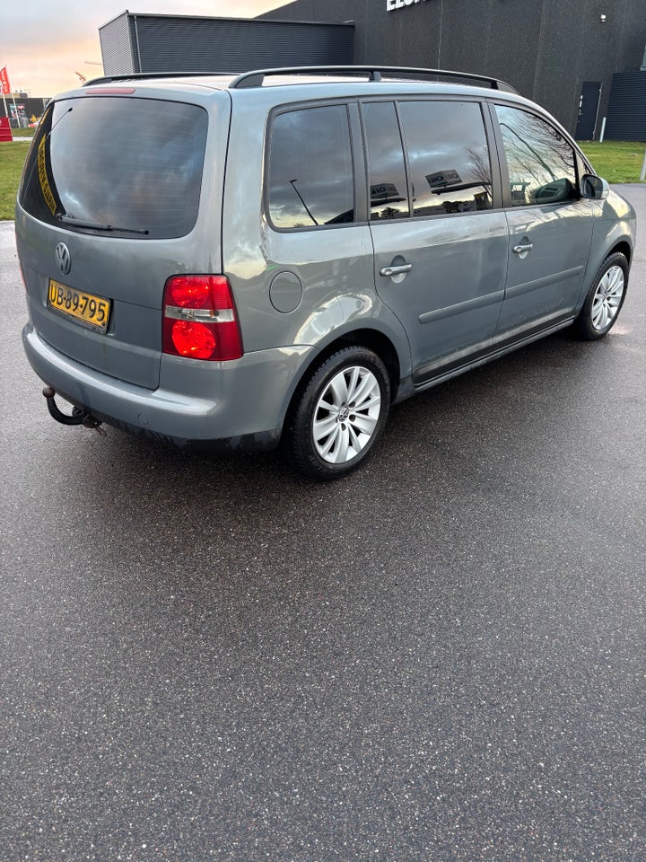 VW Touran 1,9 TDi 100 DSG Van 5d