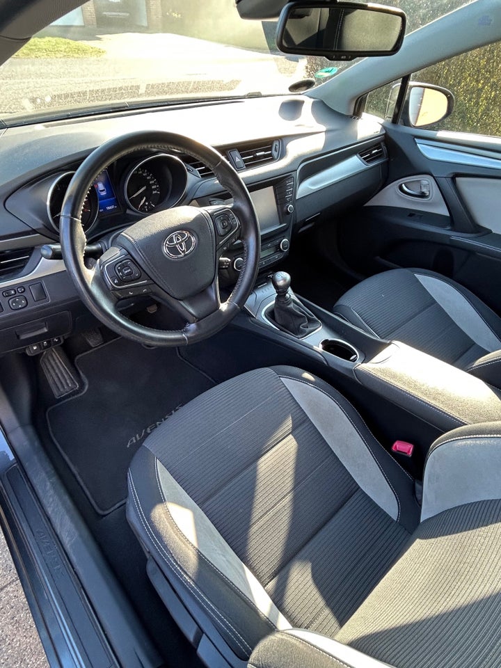 Toyota Avensis 1,8 VVT-i T2 Premium Touring Sports 5d