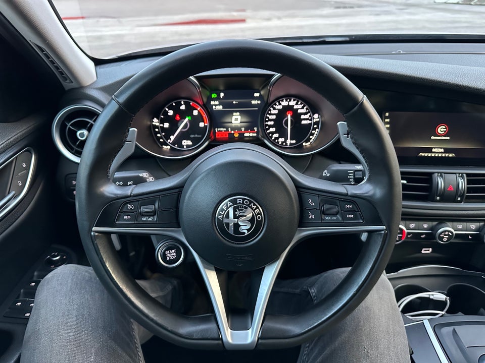 Alfa Romeo Giulia 2,2 JTD 180 aut. 4d