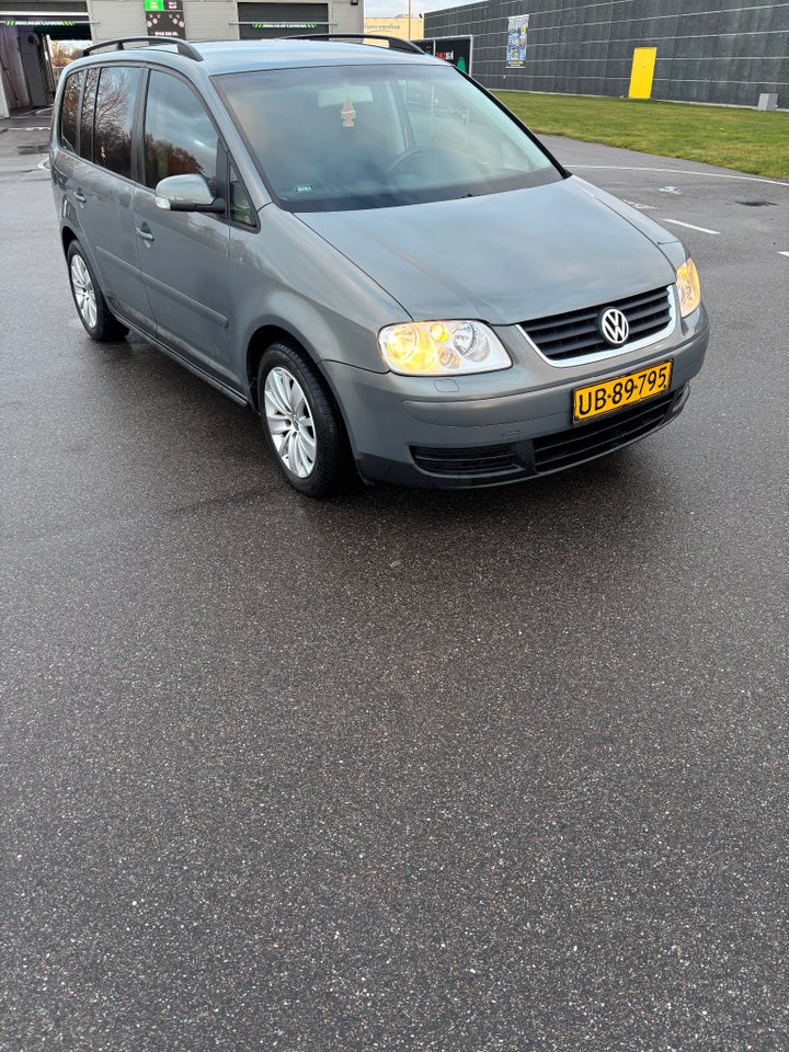 VW Touran 1,9 TDi 100 DSG Van 5d