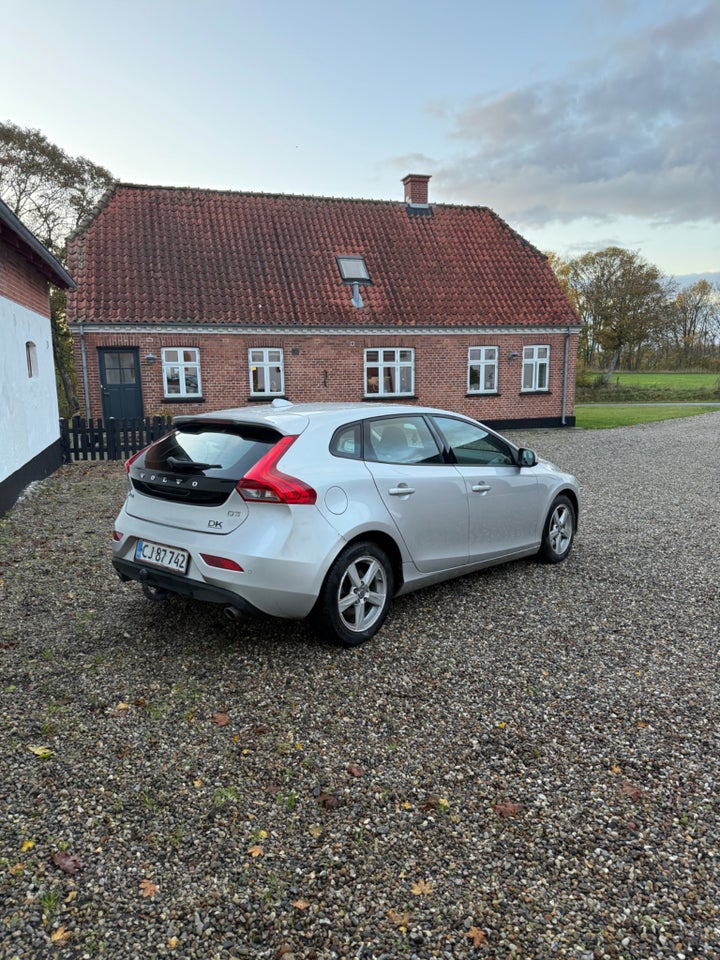 Volvo V40 2,0 D3 150 Momentum 5d
