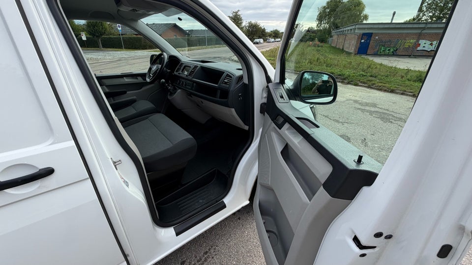 VW Transporter 2,0 TDi 102 Kassevogn lang