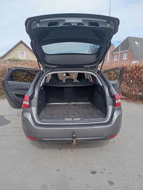 Peugeot 308 1,5 BlueHDi 130 Allure+ Sky SW 5d