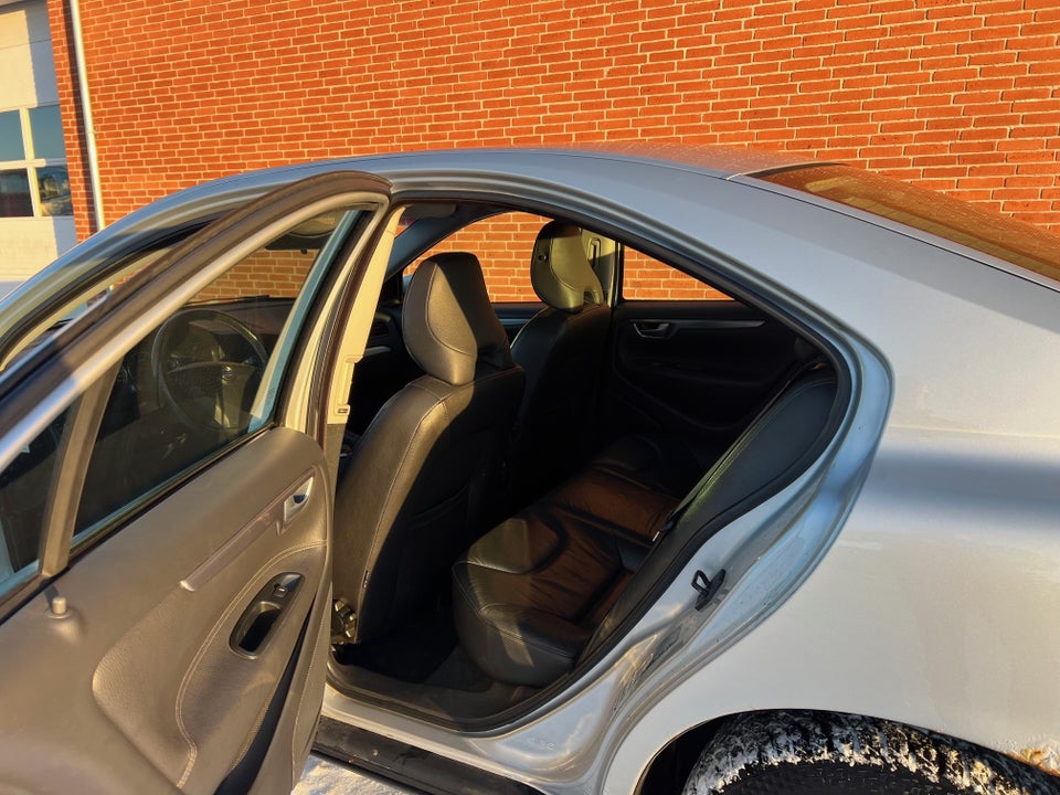 Volvo S60 2,4 170 Momentum 4d