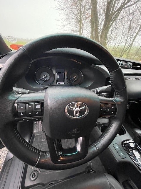 Toyota HiLux 2,8 D T4 Invincible Db.Kab aut. 4d