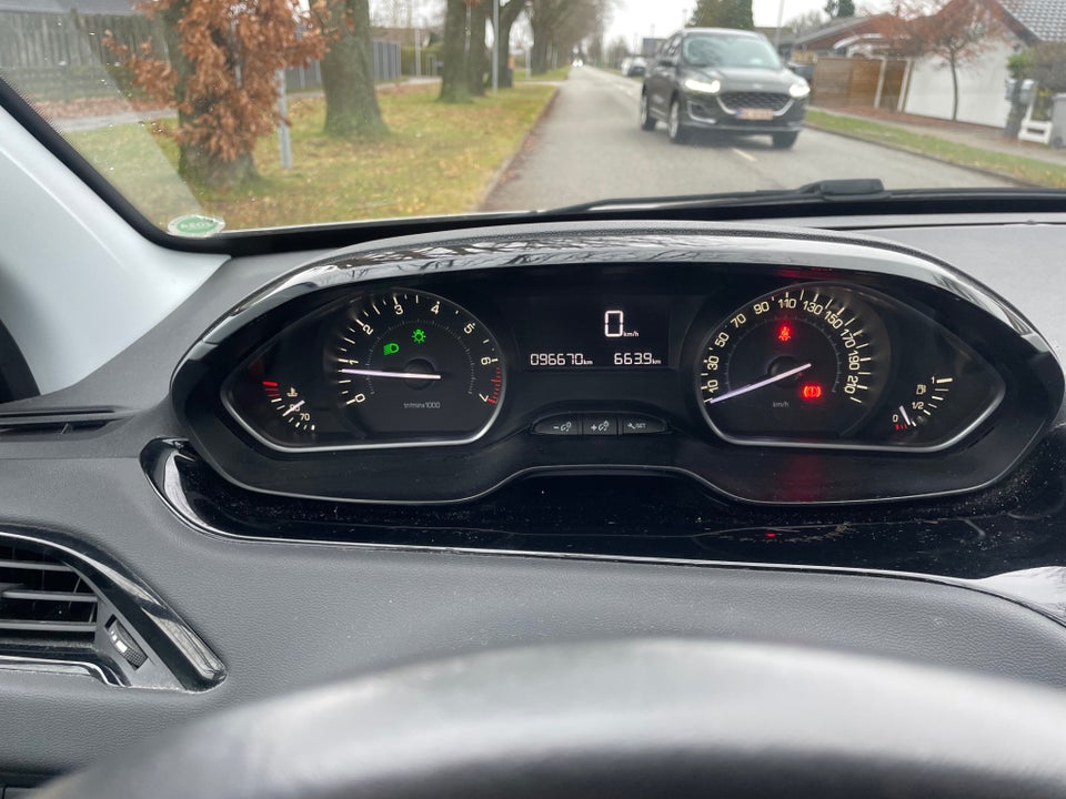 Peugeot 208 1,2 VTi 82 Chili Sky+ 5d