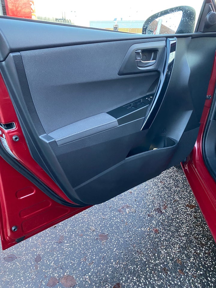 Toyota Auris 1,8 Hybrid H3 CVT Skyview 5d