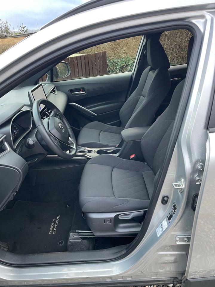 Toyota Corolla Cross 2,0 Hybrid Style Comfort CVT 5d