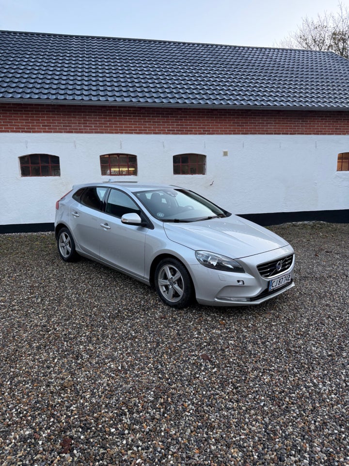 Volvo V40 2,0 D3 150 Momentum 5d