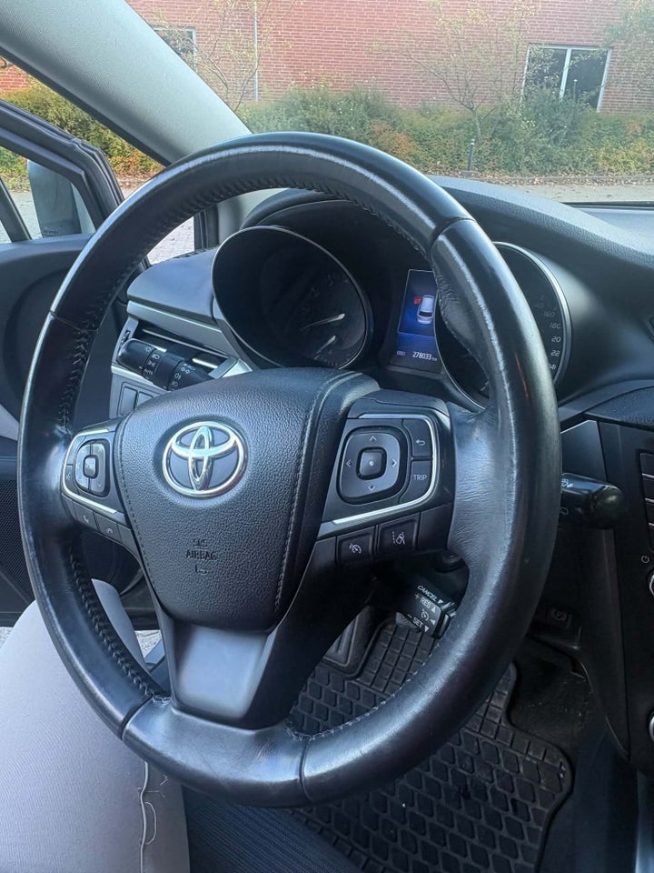 Toyota Avensis 1,8 VVT-i T2 Premium Touring Sports 5d