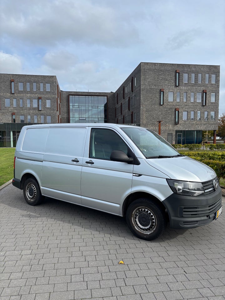 VW Transporter 2,0 TDi 102 Kassevogn kort