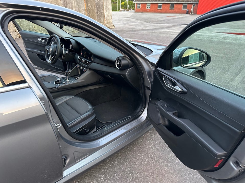 Alfa Romeo Giulia 2,2 JTD 180 aut. 4d