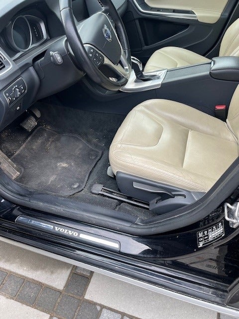 Volvo V60 CC 2,0 D4 190 Momentum aut. 5d