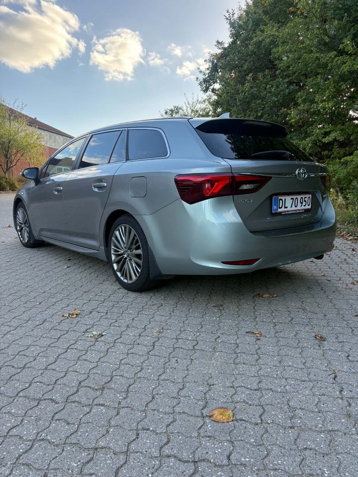 Toyota Avensis 1,8 VVT-i T2 Premium Touring Sports 5d