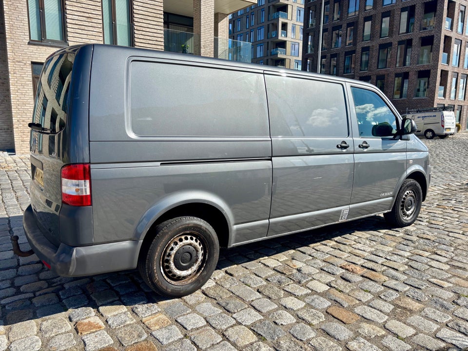 VW Transporter 2,0 TDi 102 Kassevogn lang