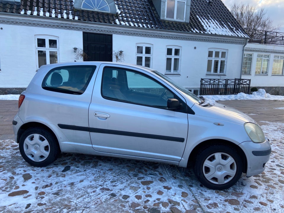 Toyota Yaris 1,0 Terra 3d