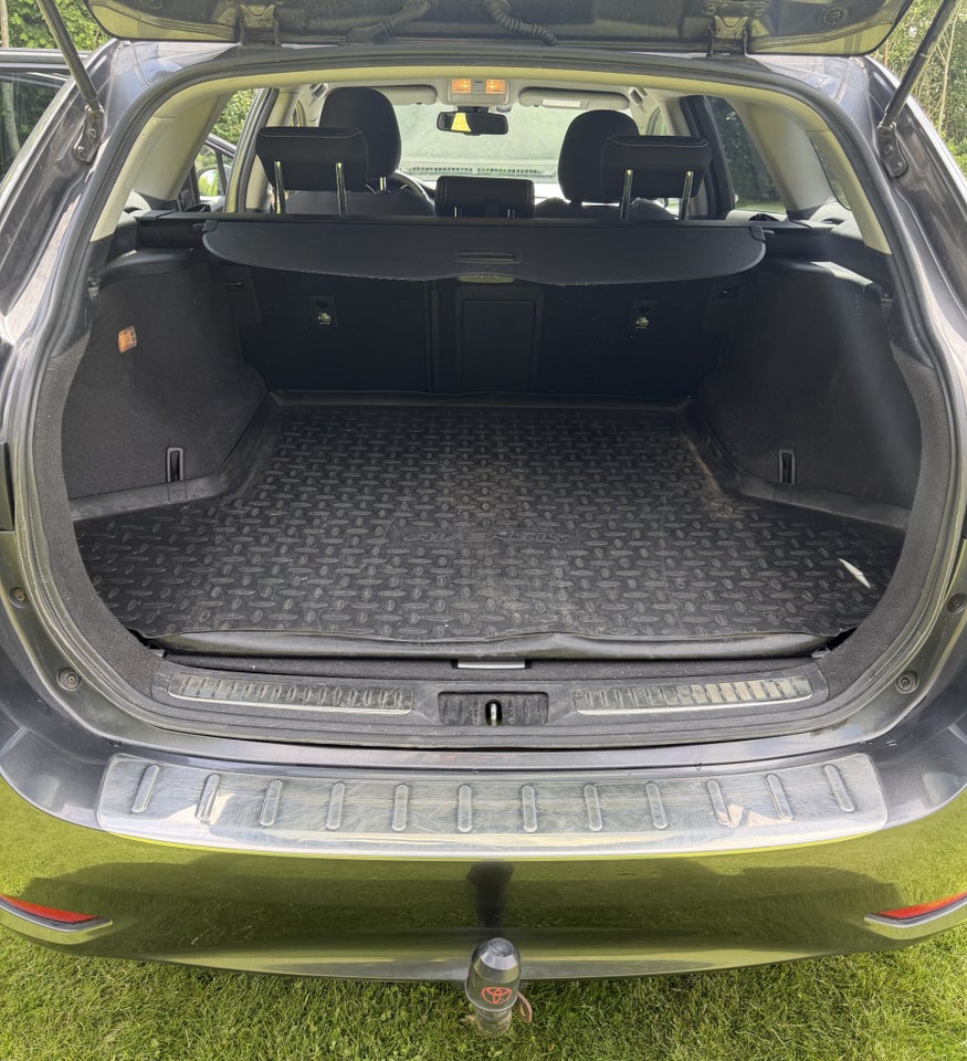 Toyota Avensis 1,8 VVT-i T2 Premium Touring Sports 5d