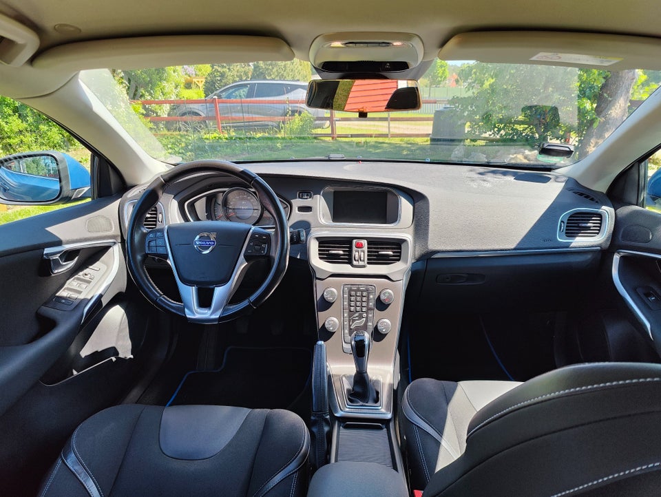 Volvo V40 2,0 D2 120 Momentum Eco 5d