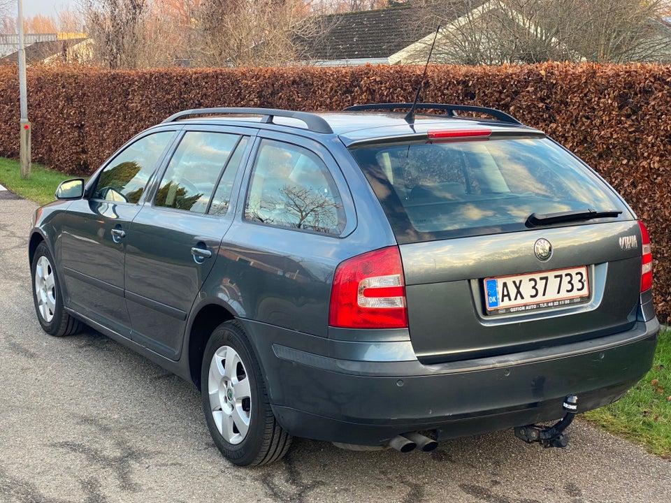 Skoda Octavia 2,0 FSi Elegance Combi aut. 5d