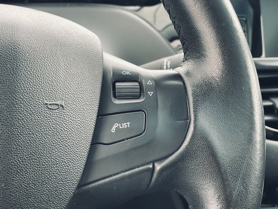 Peugeot 208 1,6 BlueHDi 100 Allure Sky 5d