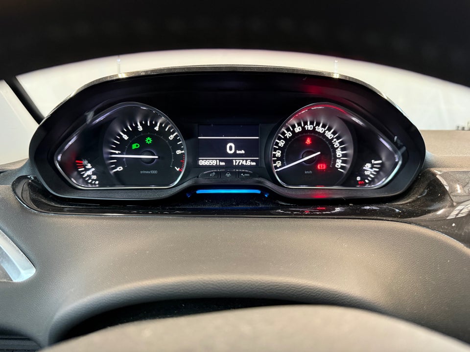 Peugeot 208 1,2 VTi Allure Sky 5d