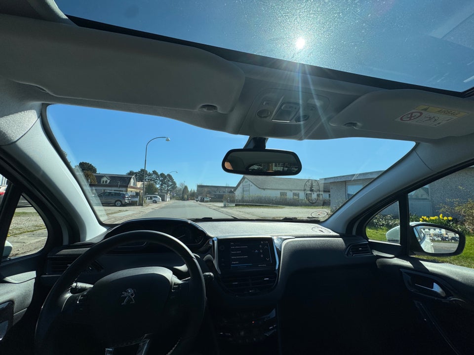 Peugeot 208 1,2 VTi 82 Selection Sky 5d