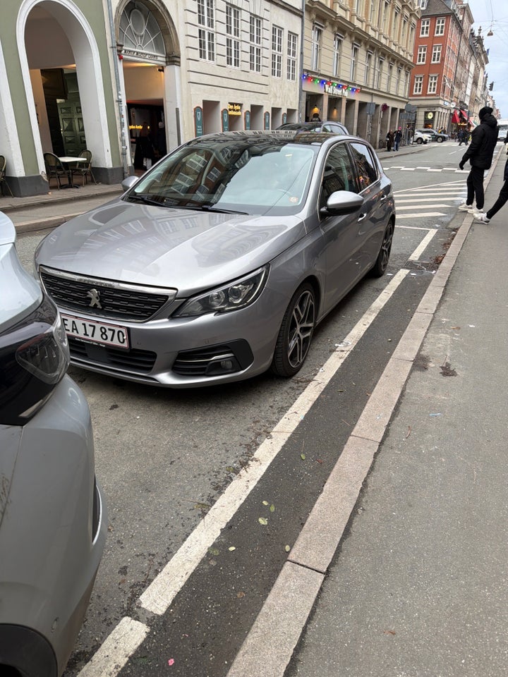 Peugeot 308 1,5 BlueHDi 130 Selection Sky 5d