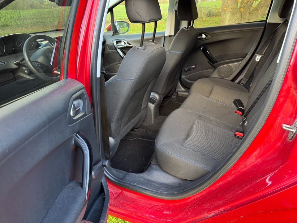 Peugeot 208 1,2 VTi 82 Signature Sky 5d