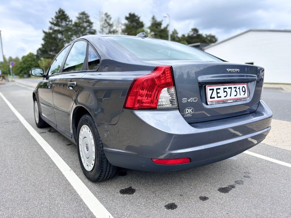 Volvo S40 1,6 Momentum 4d