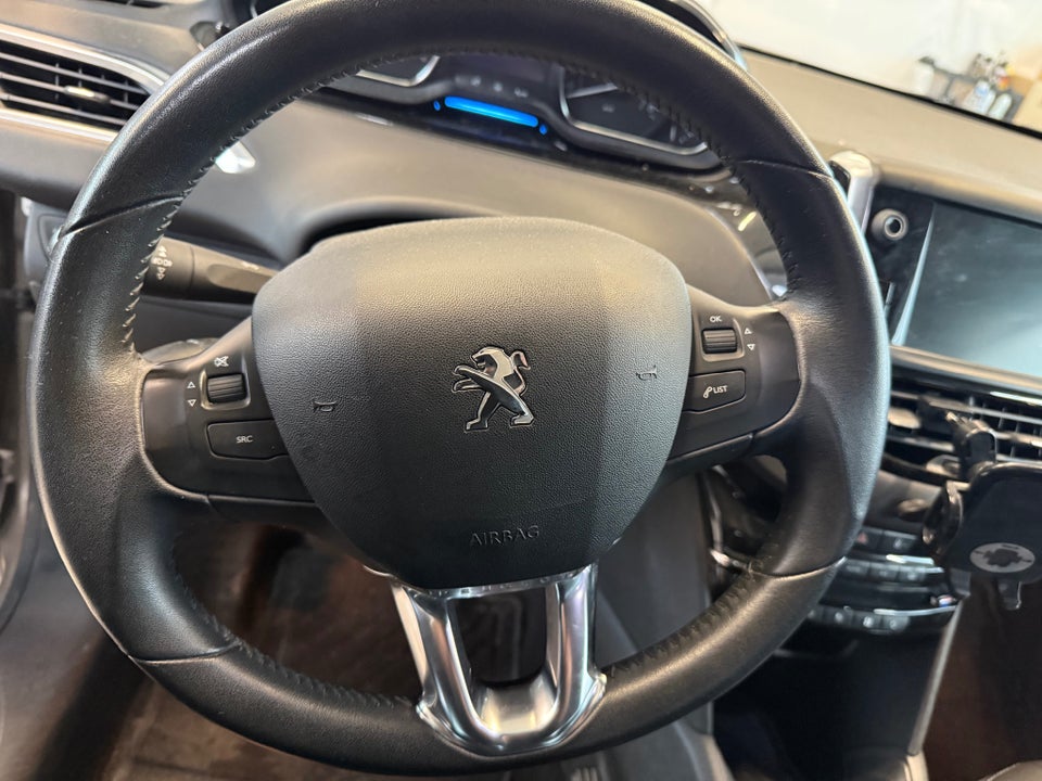 Peugeot 208 1,2 VTi Allure Sky 5d