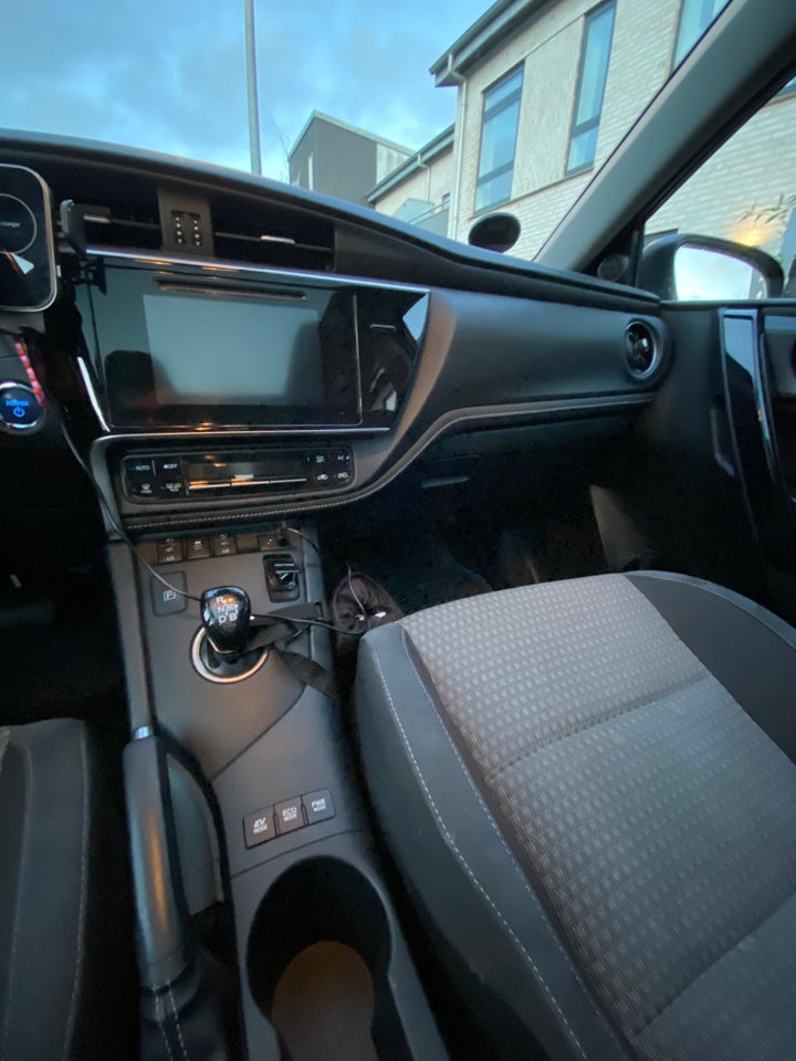 Toyota Auris 1,8 Hybrid H3 CVT Skyview 5d