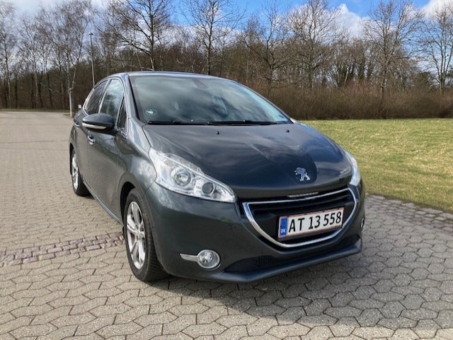 Peugeot 208 1,2 VTi Allure Sky 5d