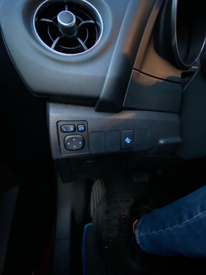 Toyota Auris 1,8 Hybrid H3 CVT Skyview 5d