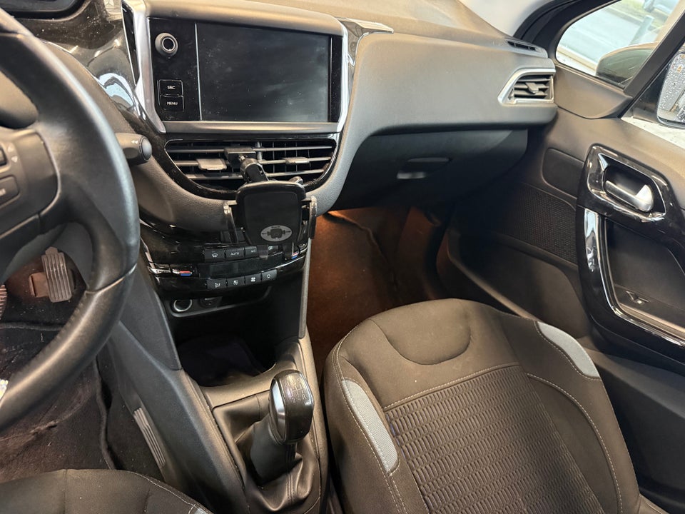 Peugeot 208 1,2 VTi Allure Sky 5d