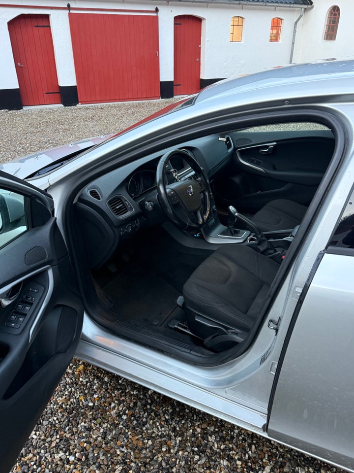 Volvo V40 2,0 D3 150 Momentum 5d