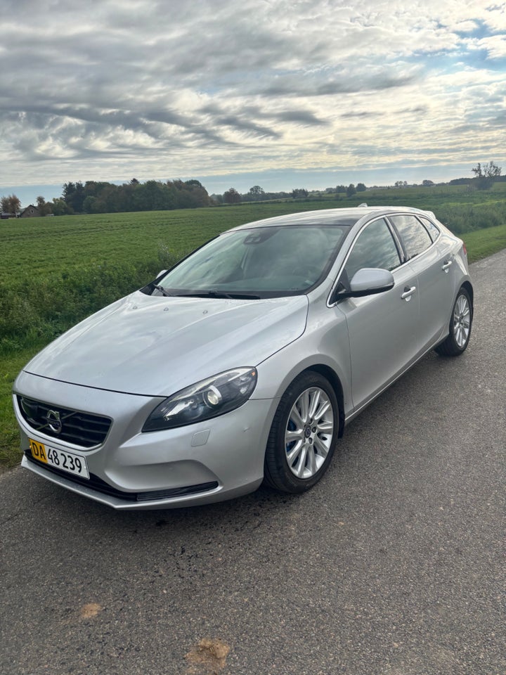 Volvo V40 2,0 D3 150 Summum aut. 5d