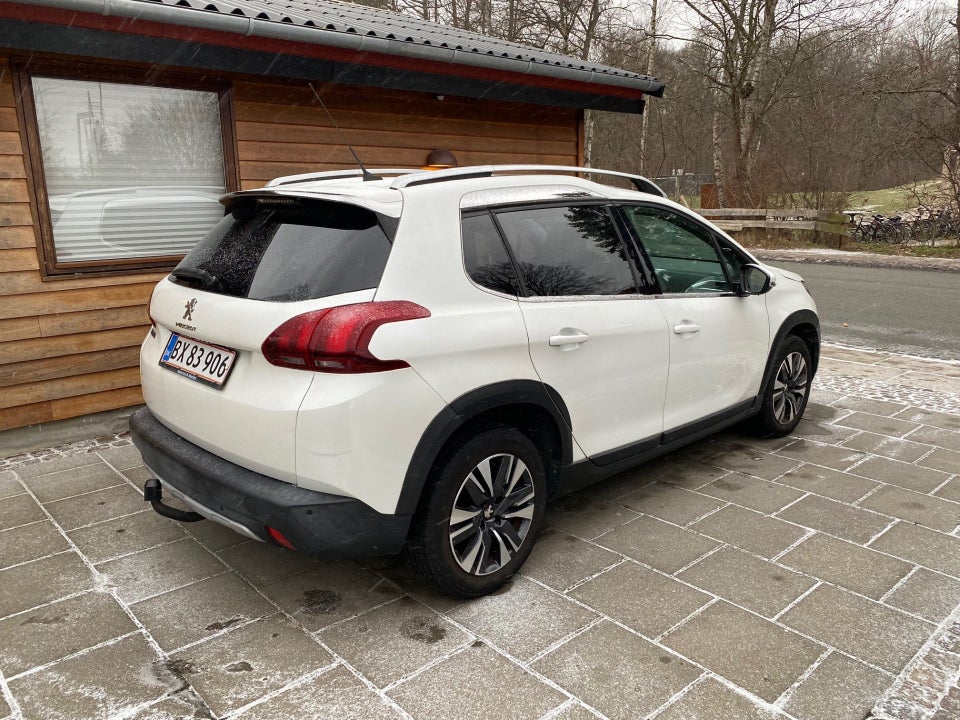 Peugeot 2008 1,2 e-THP 110 Selection Sky 5d