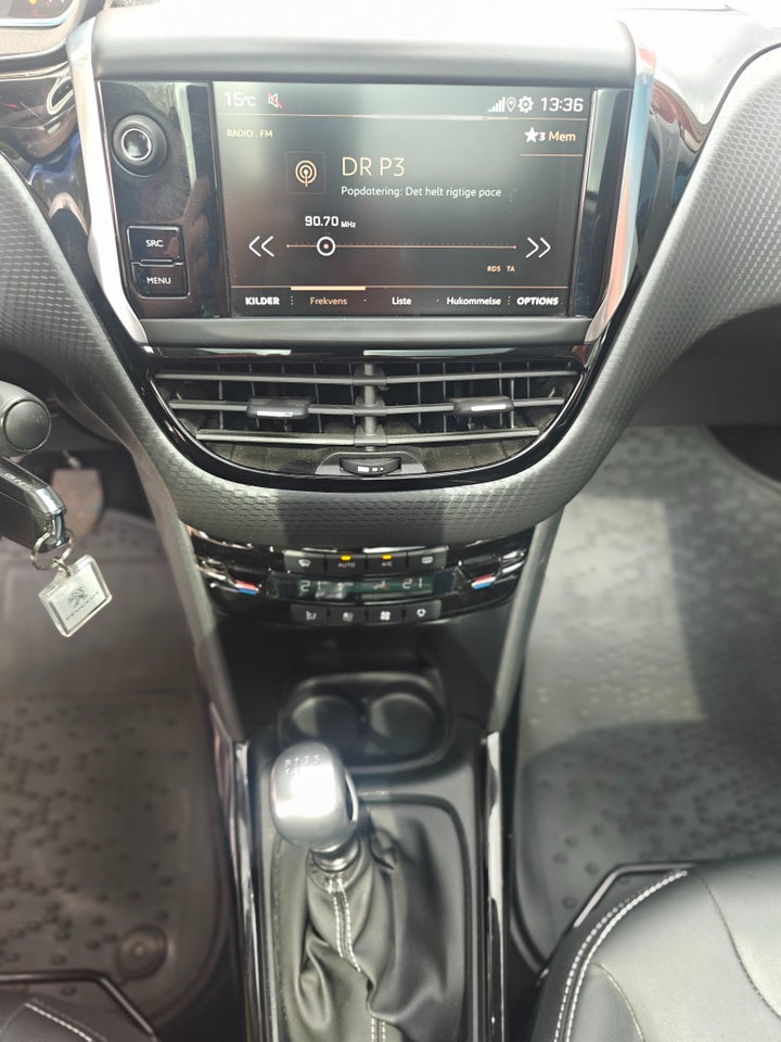 Peugeot 2008 1,2 PureTech 130 Allure Sky 5d